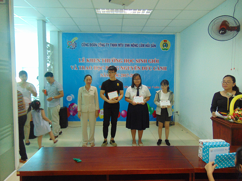 Awarding Ceremony of excellent students and awarding of the scholarship to Nguyen Duc Canh in 2018